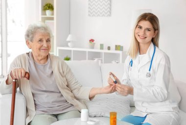 Hemşire muayene yaşlı kadın