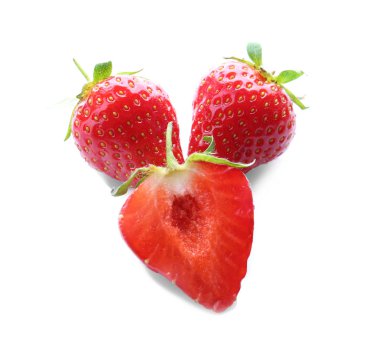  Beyaz arka planda kırmızı çilekler