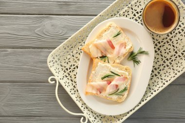 Pastırma ve kahve ile lezzetli tost 