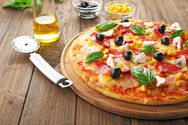 Lezzetli pizza ile plaka 