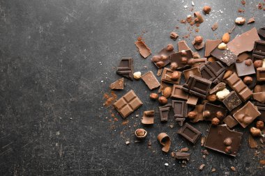 Bir yığın kırık çikolata parçası.