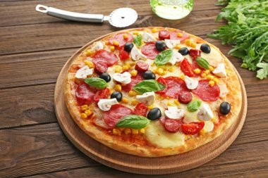 Taze pişmiş pizza.