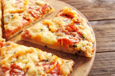 Lezzetli pizza ile plaka 