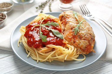 Lezzetli makarna tavuk parmesan