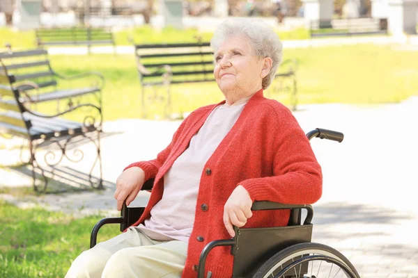 Oudere vrouw in rolstoel — Stockfoto