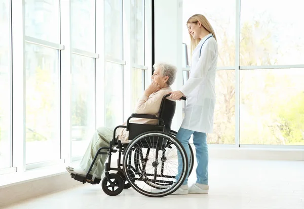 Krankenschwester und behinderte ältere Frau — Stockfoto