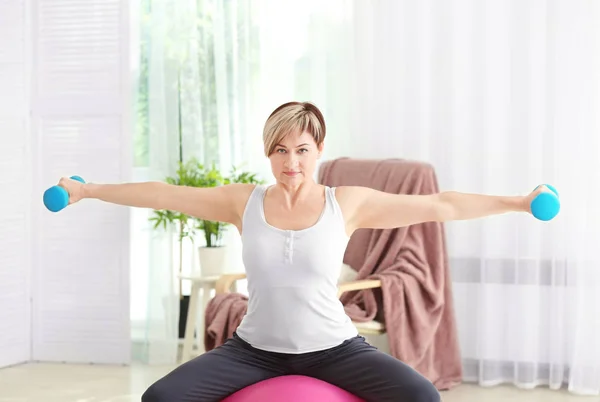 Madura mujer entrenamiento con mancuernas —  Fotos de Stock