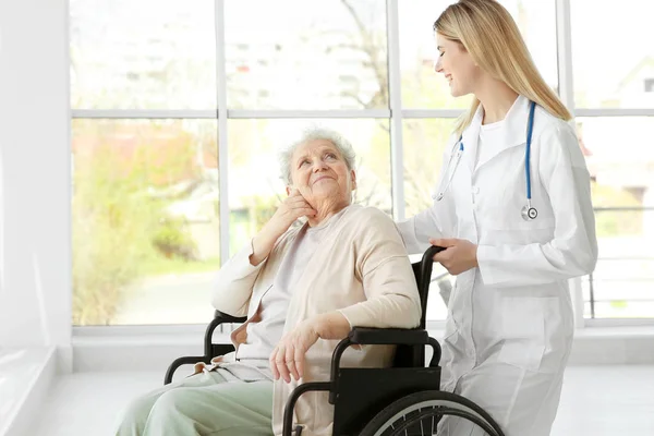 Enfermera y anciana discapacitada — Foto de Stock