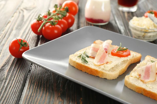 Des toasts savoureux au bacon pour le petit déjeuner — Photo