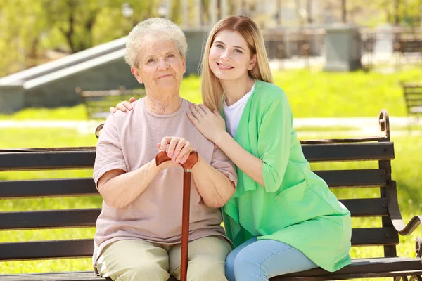 Mujer anciana y cuidador joven — Foto de Stock