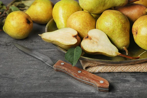 金属製のトレイに新鮮な梨のヒープ — ストック写真
