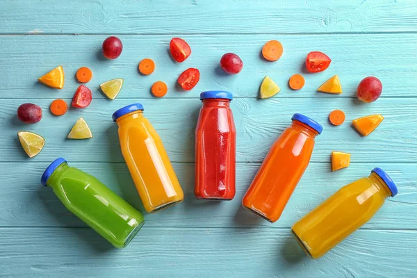 Jugos en botellas con ingredientes —  Fotos de Stock