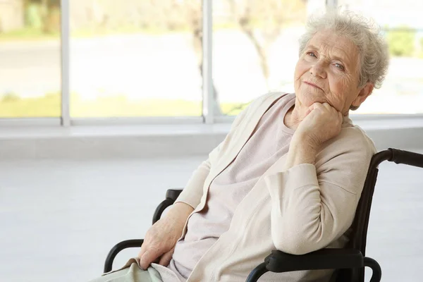 Oudere vrouw in rolstoel — Stockfoto