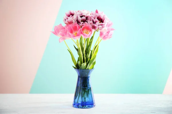 Glazen vaas met prachtige tulpen — Stockfoto