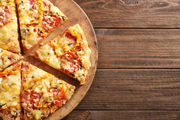 Plaat met smakelijke pizza — Stockfoto