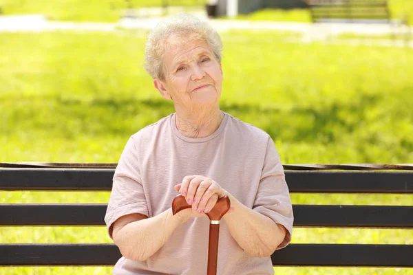 Oudere vrouw met stok — Stockfoto