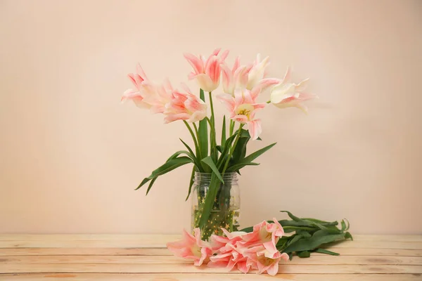Glass vase with beautiful tulips — Stock Photo, Image