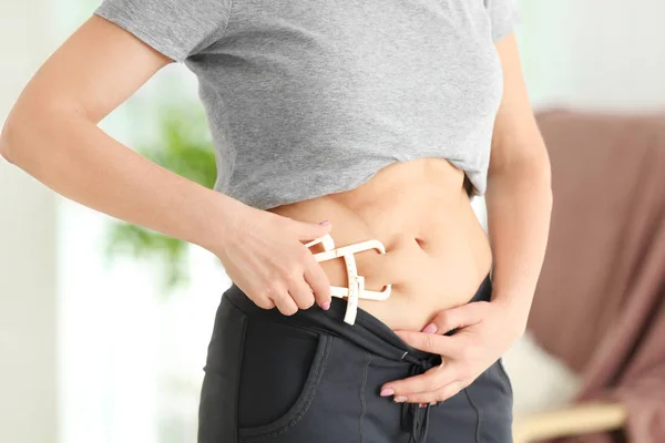 Rijpe vrouw met het meten van de remklauw — Stockfoto