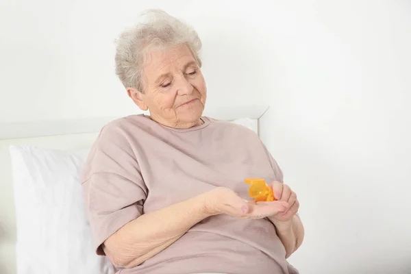 Frau nimmt Medikamente — Stockfoto