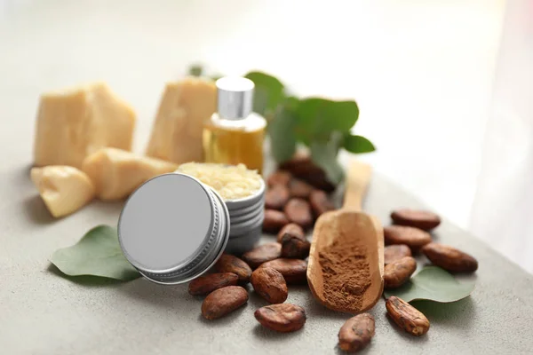 Mooie compositie met cacaoboter lotion op tafel — Stockfoto