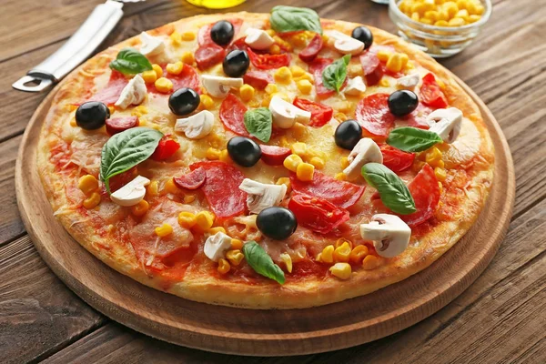 Tallrik med välsmakande pizza — Stockfoto