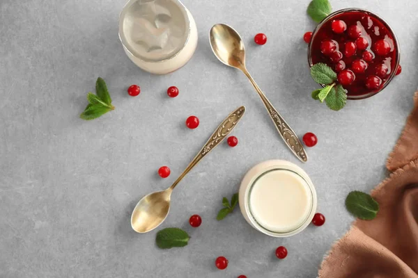 Вкусный ягодный йогурт на завтрак — стоковое фото