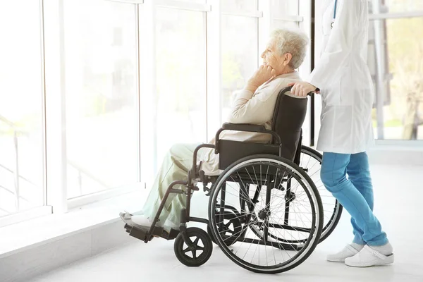 Enfermeira e mulher idosa deficiente — Fotografia de Stock