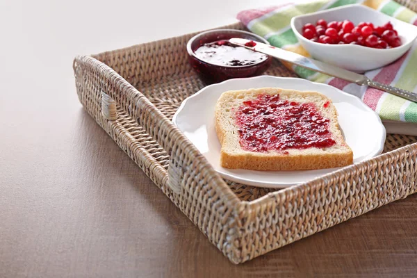 Chutné toasty s marmeládou jahodové, k snídani — Stock fotografie