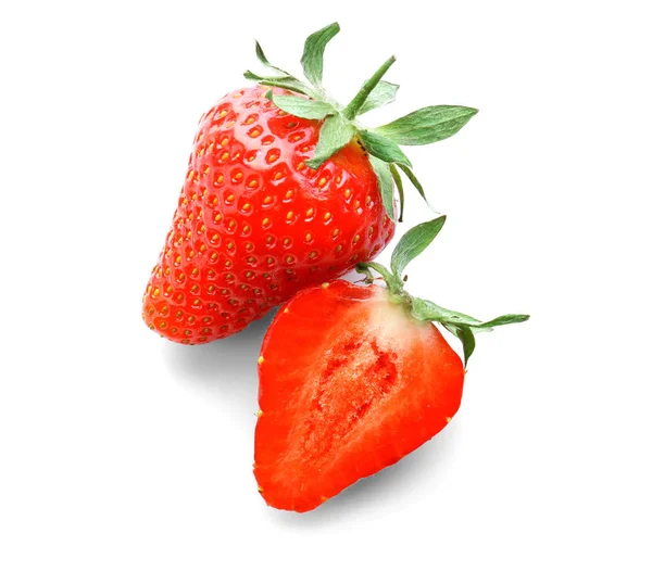Κόκκινες φράουλες σε λευκό φόντο — Φωτογραφία Αρχείου
