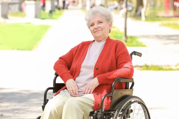 Oudere vrouw in rolstoel — Stockfoto