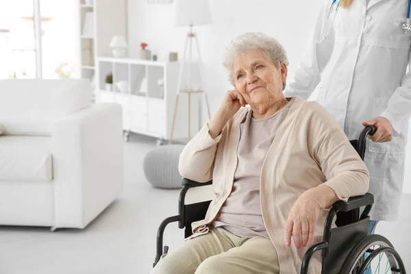 Krankenschwester und behinderte ältere Frau — Stockfoto