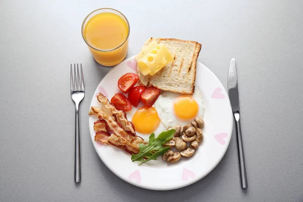 Petit déjeuner savoureux avec des œufs — Photo