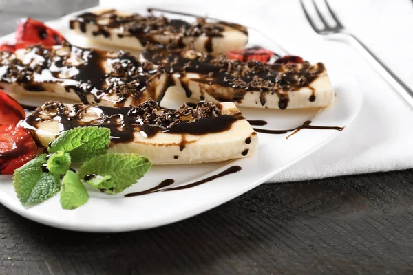 Plate with tasty bananas and chocolate sauce — Stock Photo, Image