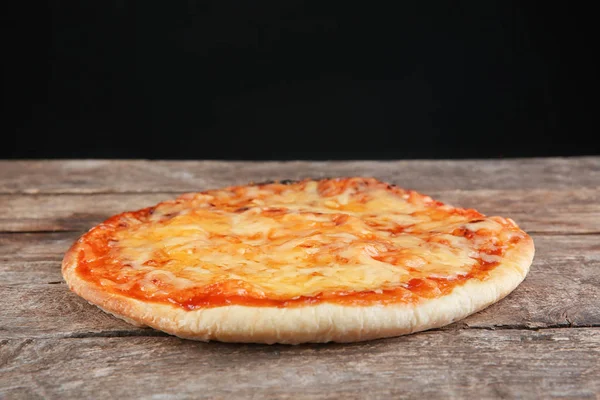 Pizza saborosa na mesa — Fotografia de Stock