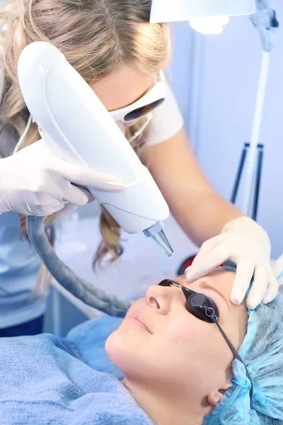 Mestre com laser de remoção de tatuagem profissional — Fotografia de Stock