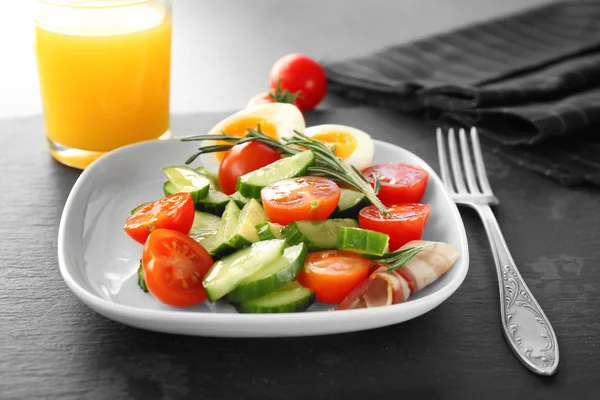 El plato con la ensalada sabrosa para el desayuno — Foto de Stock