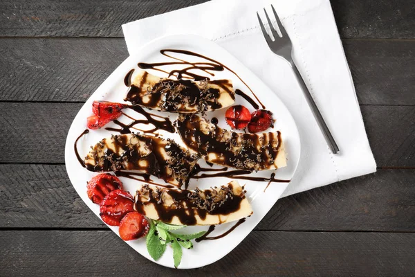 Savoureuses bananes, fraises et sauce au chocolat — Photo