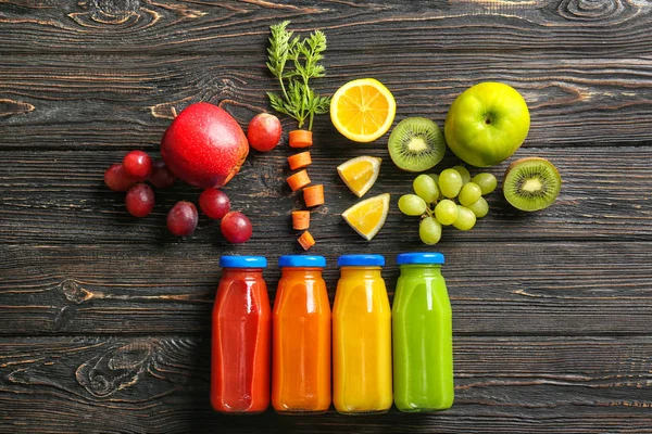 Juice i flaskor med ingredienser — Stockfoto