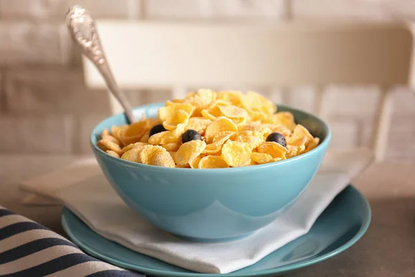 Healthy breakfast with corn flakes — Stock Photo, Image