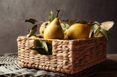 Hasır kutusunda taze armut 