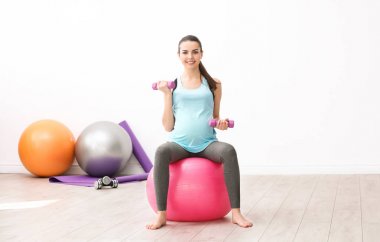 hamile kadın egzersiz yaparak