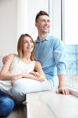 Mutlu çift pervazın üzerinde oturan