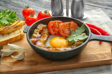 Kızartma tavası lezzetli yumurta, pastırma ve domates ile