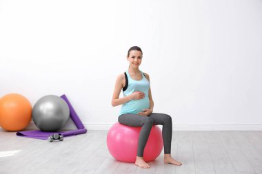 hamile kadın egzersiz yaparak