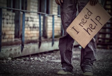 Yoksulluk kavramı. Zavallı adam holding karton sayfa metin ile ben yardıma ihtiyacınız sokakta