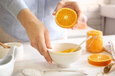 Kadın hazırlanması vücut scrub