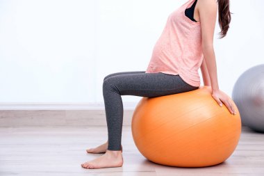 hamile kadın egzersiz yaparak