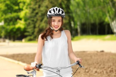 Bisikletli genç kadın 