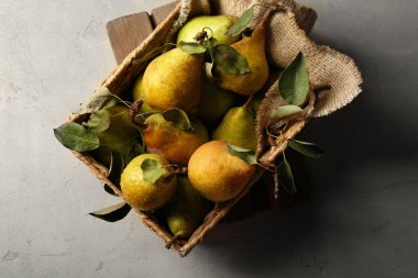 Kutusunda taze armut 