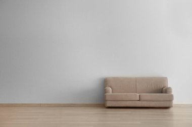 Oturma odasında kanepe